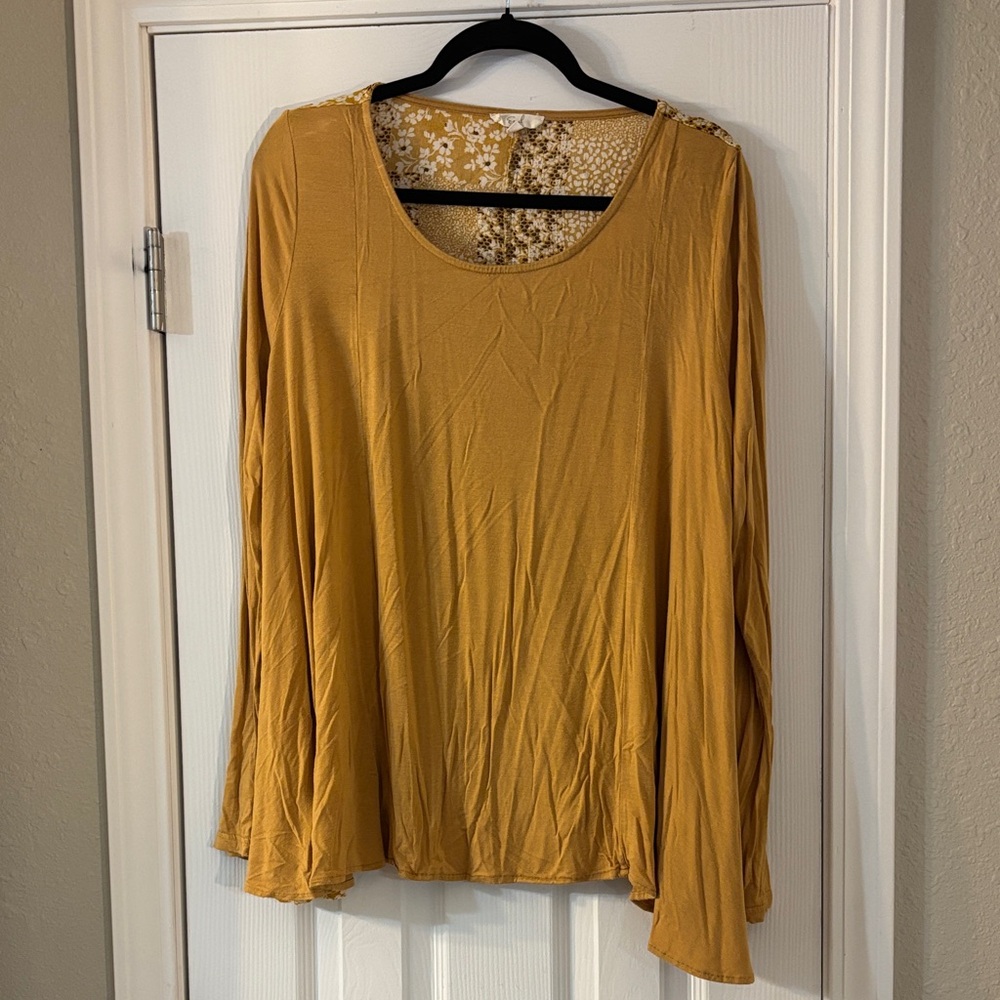 Easel Golden/Floral Flowy Blouse